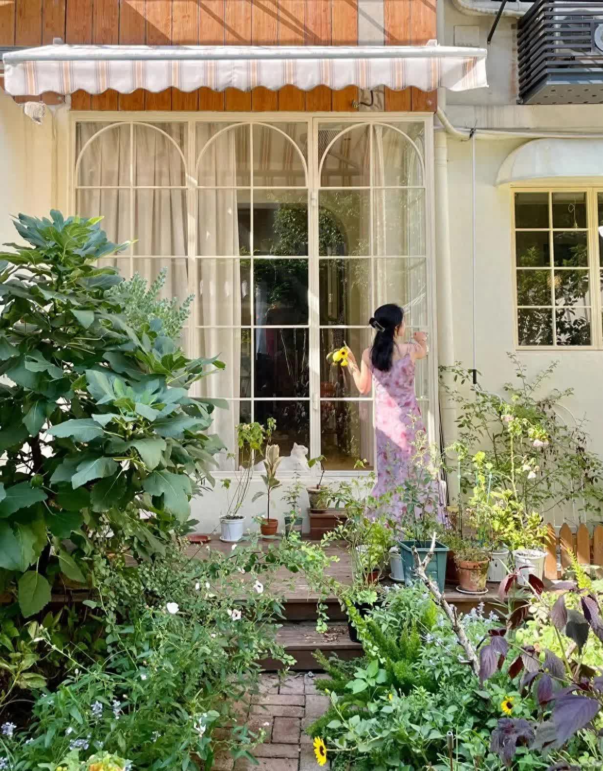 Người phụ nữ mua một căn nhà cũ rộng 60m2 và biến khoảng sân rộng 40m2 thành khu vườn mơ ước, cách trang trí ai nhìn cũng thích mê